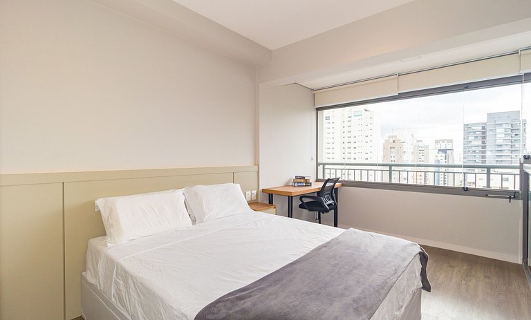 Studio Completo: Cama queen e espaço de trabalho
