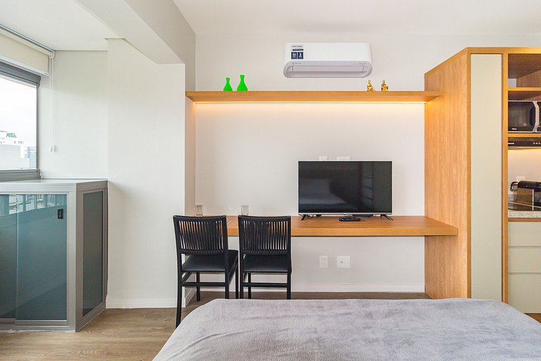 Studio Completo: Cama queen e espaço de trabalho