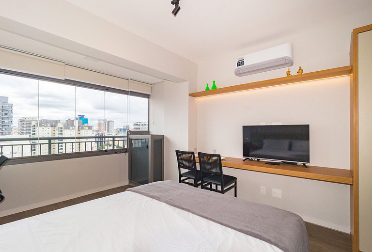 Studio Completo: Cama queen e espaço de trabalho