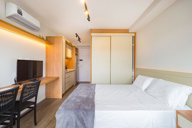 Studio Completo: Cama queen e espaço de trabalho