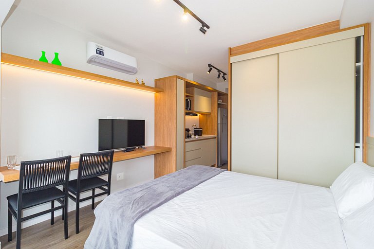 Studio Completo: Cama queen e espaço de trabalho