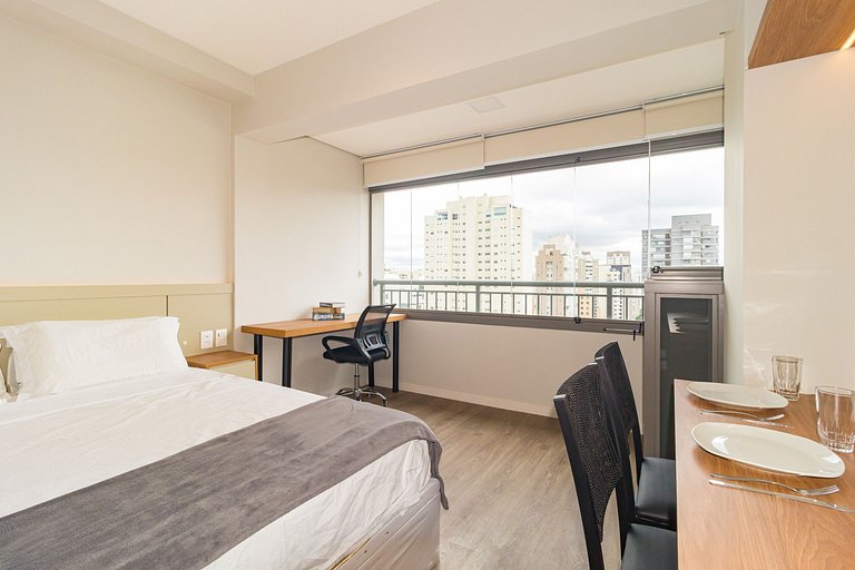 Studio Completo: Cama queen e espaço de trabalho