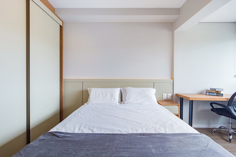 Studio Completo: Cama queen e espaço de trabalho