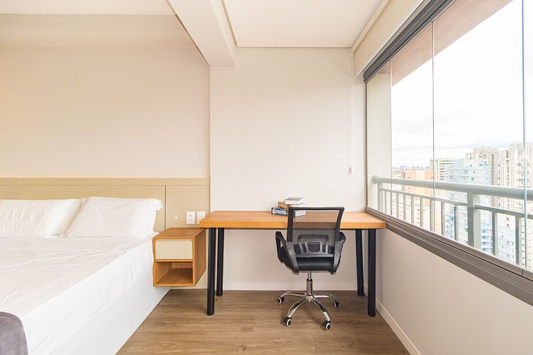 Studio Completo: Cama queen e espaço de trabalho