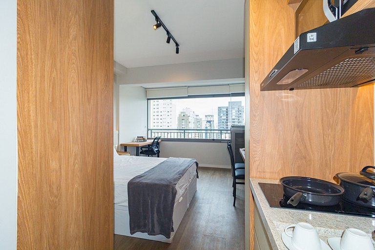 Studio Completo: Cama queen e espaço de trabalho