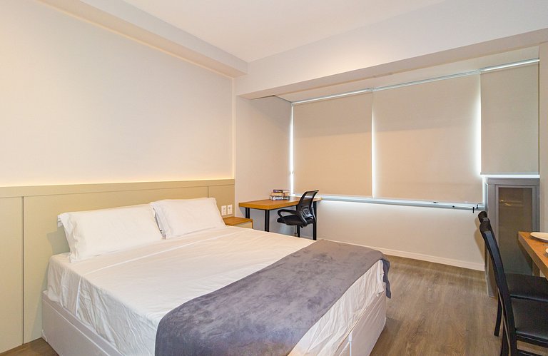 Studio Completo: Cama queen e espaço de trabalho