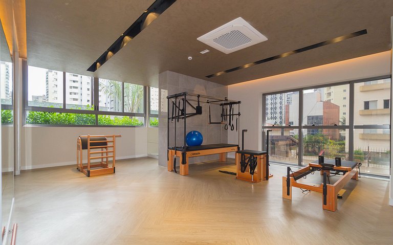 Studio Completo: Cama queen e espaço de trabalho