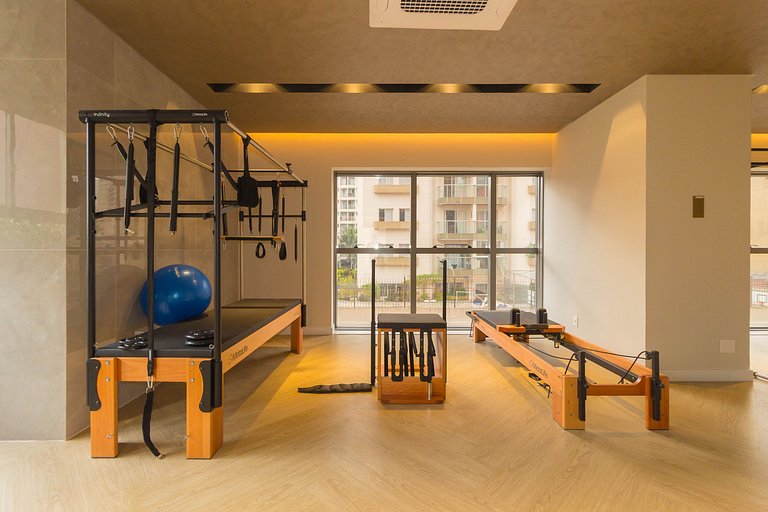 Studio Completo: Cama queen e espaço de trabalho