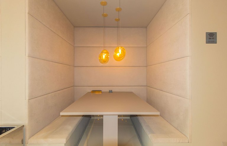 Studio Completo: Cama queen e espaço de trabalho